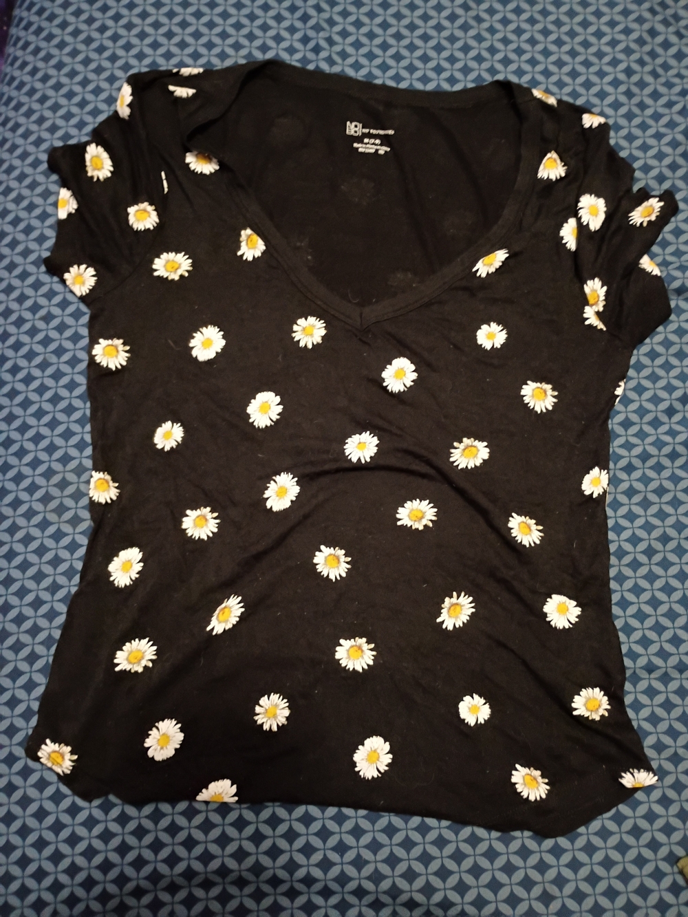 No Boundaries Black Daisy Print V-Neck Short Sleeve Tee